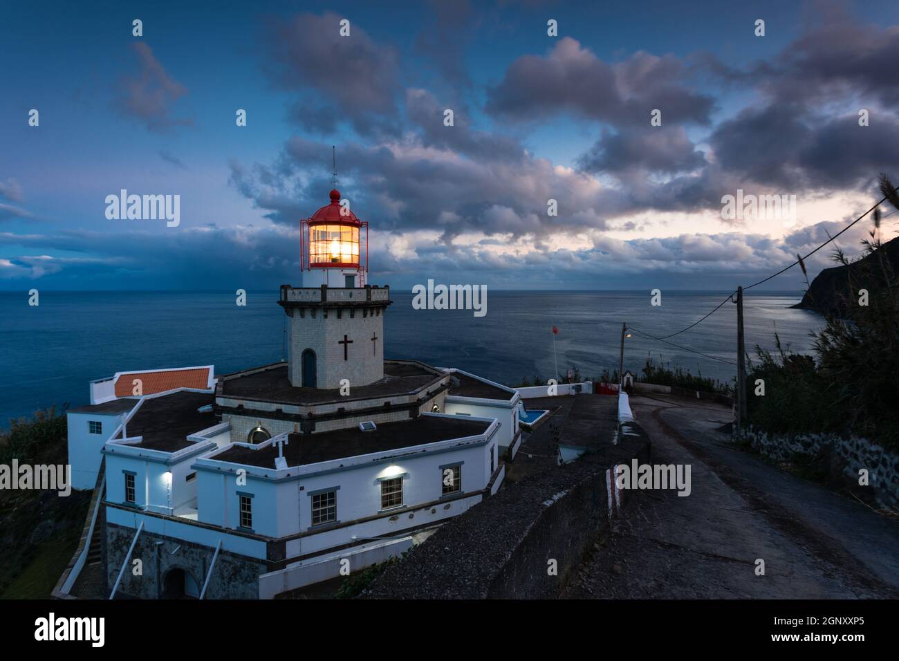 Leuchtturm Arnel bei Nordeste auf der Insel Sao Miguel, Azoren, Portugal Stockfoto