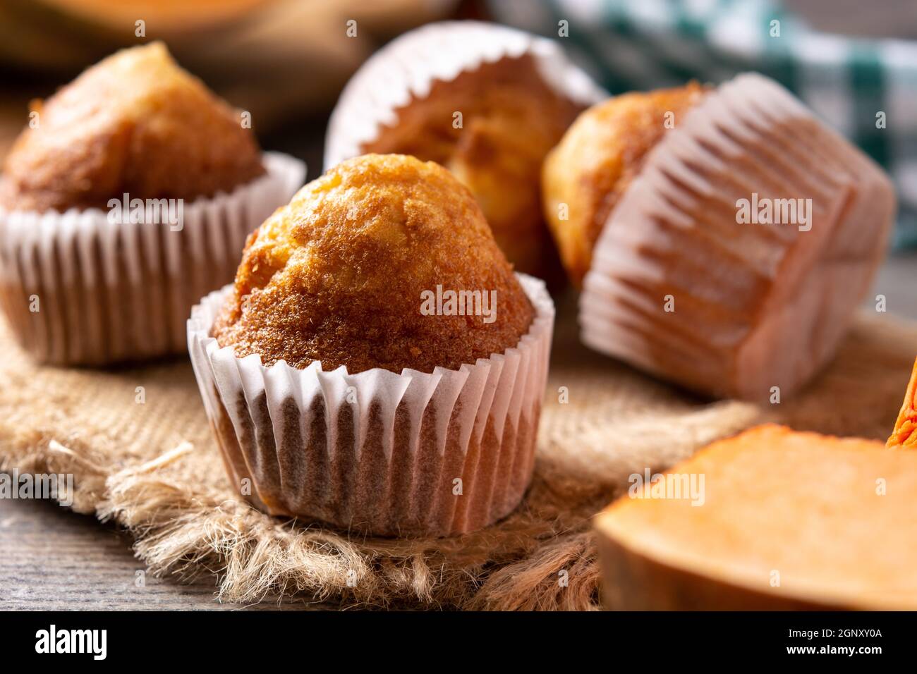 Kürbismuffins auf rustikalem Holztisch. Herbstlicher Nachtisch Stockfoto