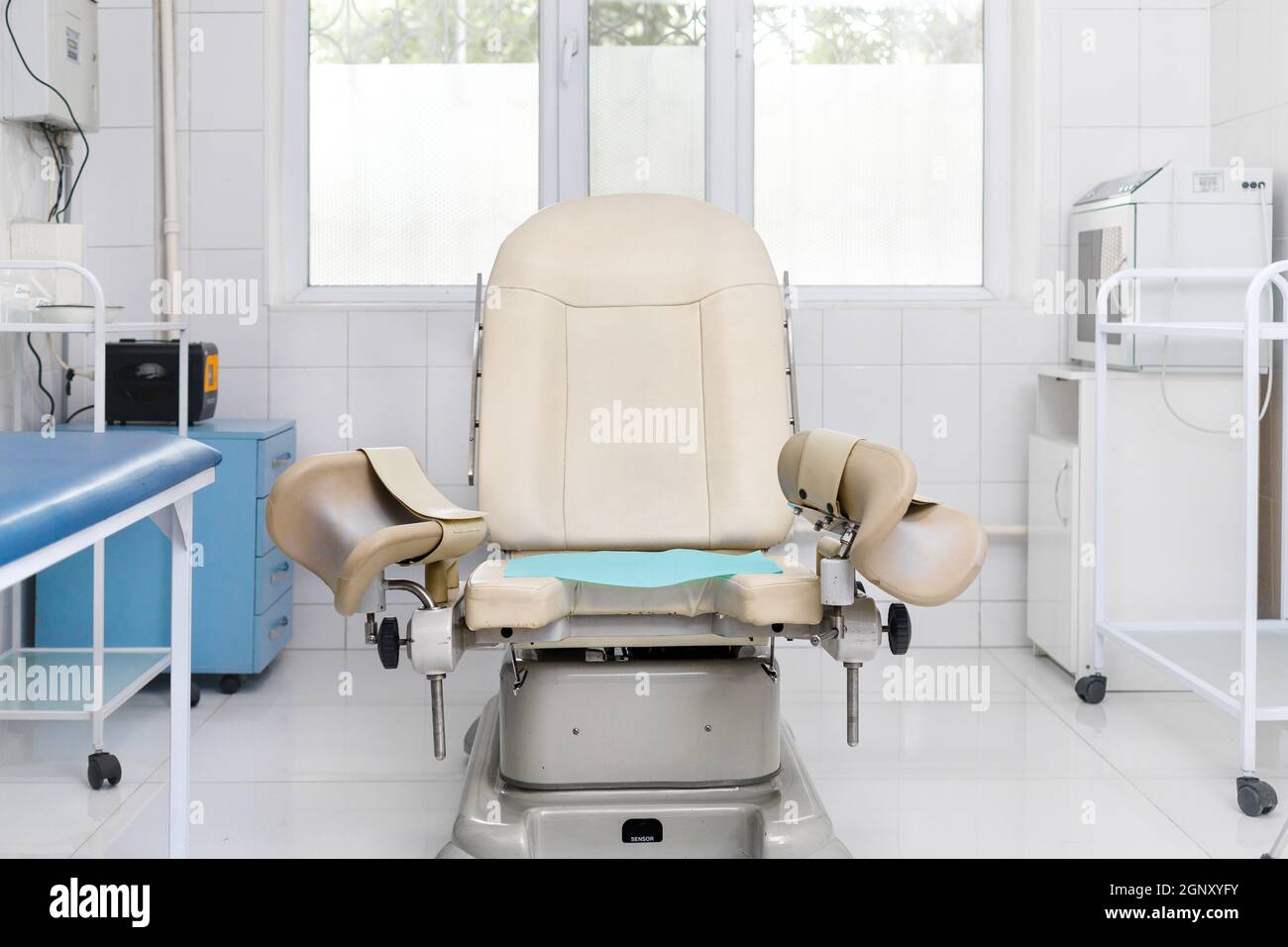 Gynäkologischer Stuhl auf der Klinikstation. Stuhl für die Inspektion