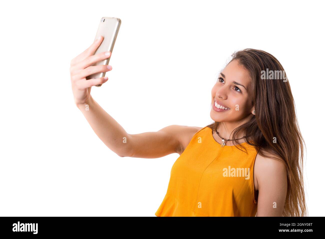 Glückliche junge Frau unter Selbstporträt Fotografie durch Smartphone auf weißem Hintergrund. Stockfoto