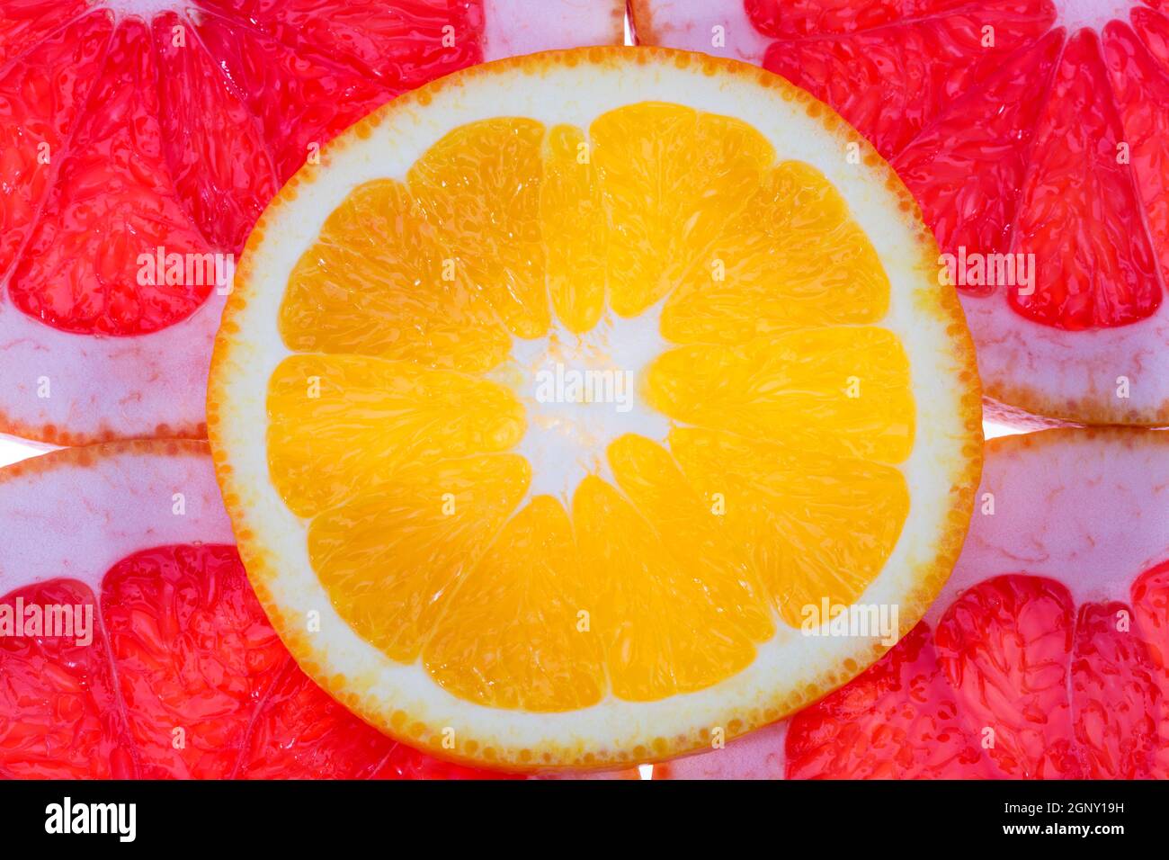 Hintergrund von Zitrusfrüchten Scheiben aus roter Grapefruit und Orange, Nahaufnahme Stockfoto