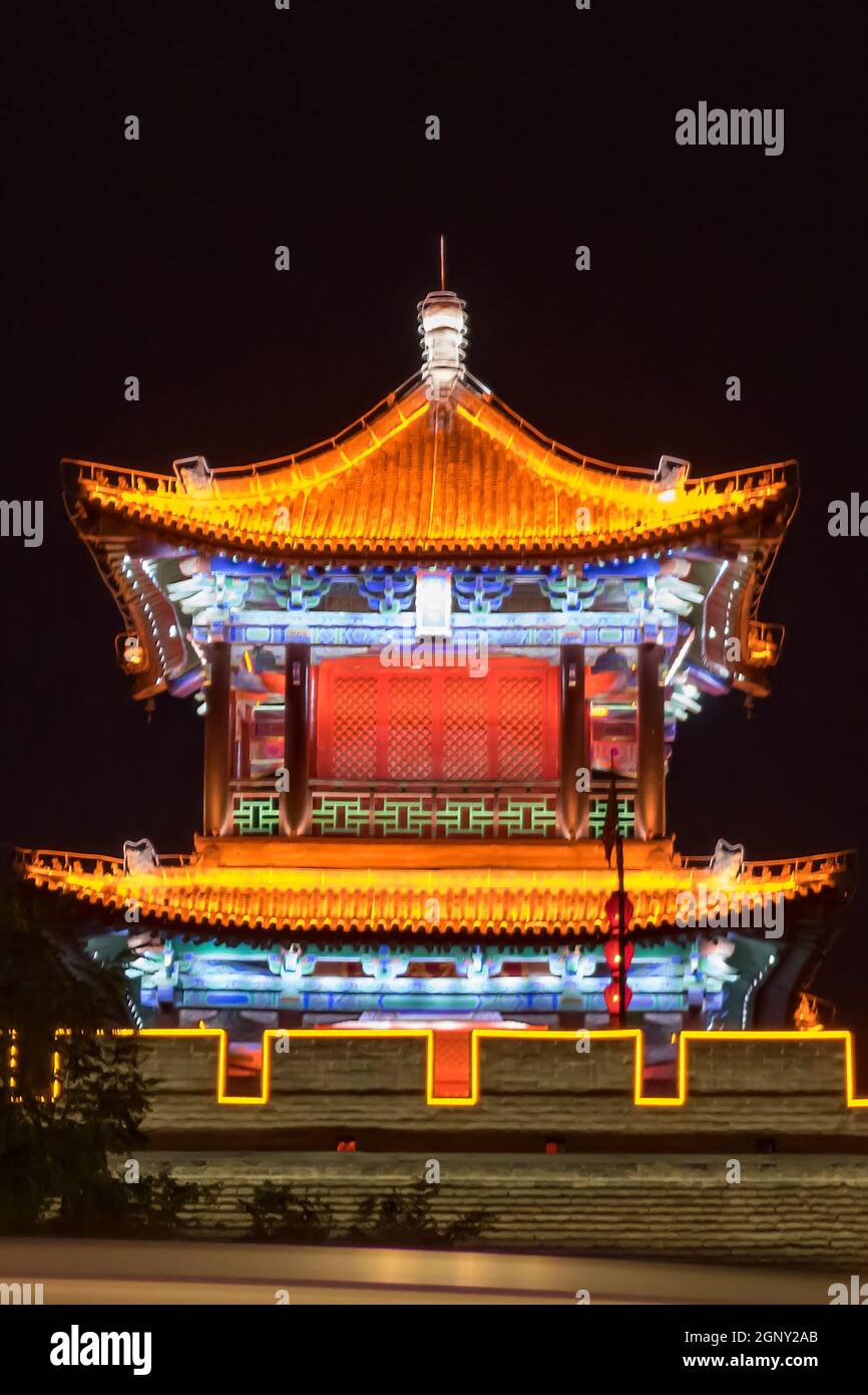 Turm an der Stadtmauer bei Nacht, Xi'an, Shaanxi, China Stockfoto