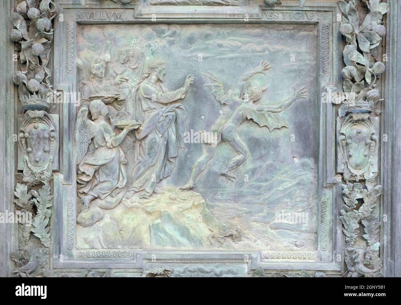 Jesus Christus, der vom Teufel in der Wüste versucht wurde, Skulpturen aus der Schule von Giambologna, die sich im linken Portal der Kathedrale St. Mary of the befinden Stockfoto