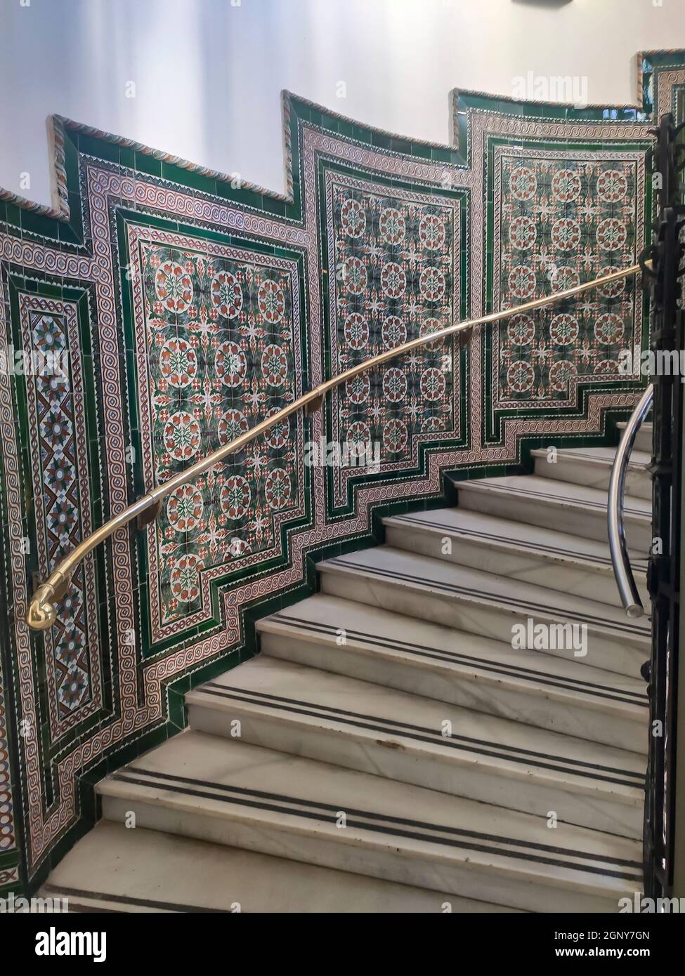 Treppe mit handbemalten Keramikfliesen, die von einer Innentreppe des Palacio de Cibeles genutzt werden Stockfoto