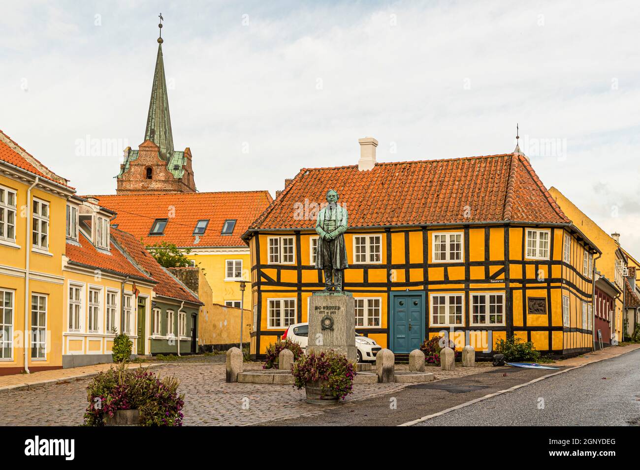 Gänsemarkt in Rudkøbing. Die Statue erinnert an den Physiker Hans Christian Ørsted. Der Entdecker des Elektromagnetismus wurde Rudkøbing in 1777 als Sohn eines Apothekers geboren. Rudkøbing, Langeland, Dänemark Stockfoto