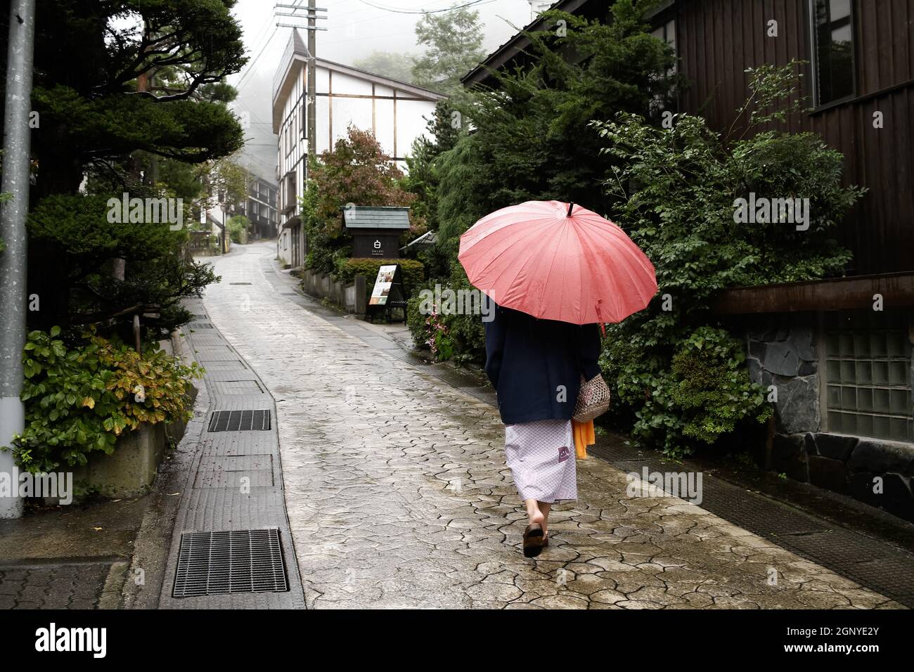 Nozawa onsen, Nagano, Japan, 2021-26-09 , Alte Frau mit Yukata, die in den Straßen von Nozawaonsen spazierengeht Stockfoto