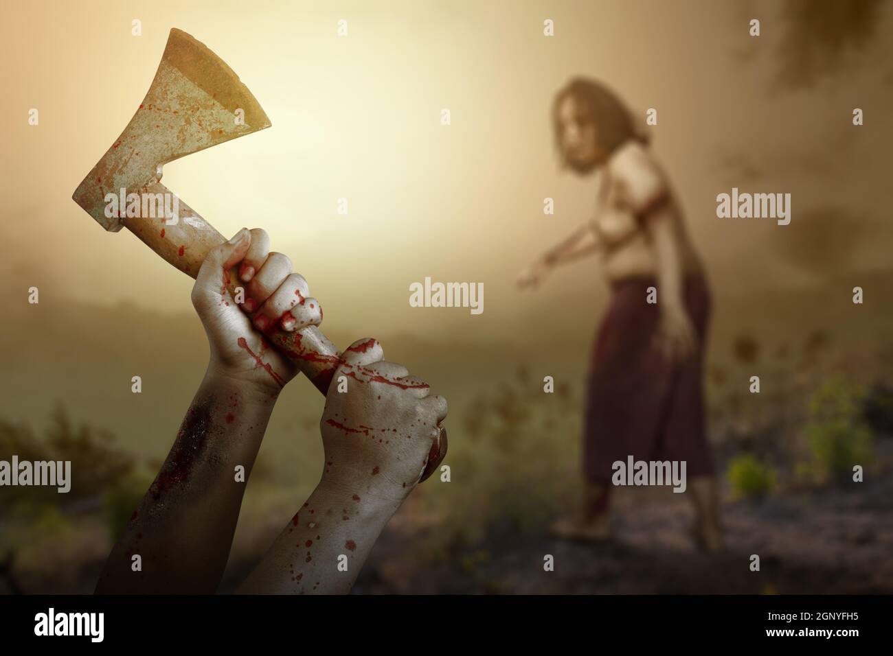 Scary Zombie mit Blut und Wunde auf seinem Körper stehen mit Zombie-Hände halten Axt mit der dramatischen Szene Hintergrund Stockfoto