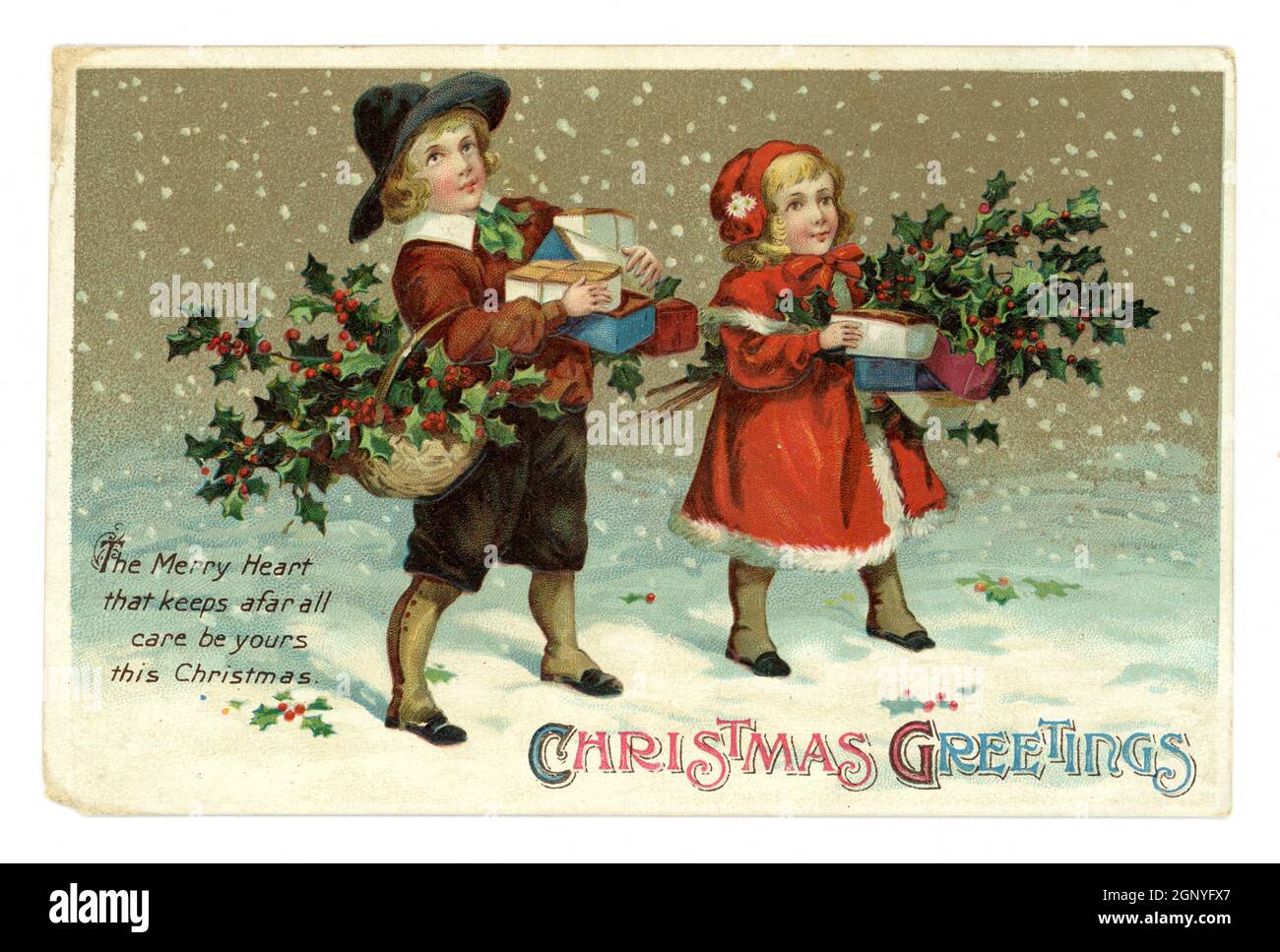 Original geprägte Weihnachts-Grußkarte aus edwardianischer Zeit von niedlichen kleinen Kindern, die Winterkleidung tragen, Geschenke tragen und eine stachelige, verschneite Szene tragen, herausgegeben von International Art Publishing Co. Ltd. Gedruckt in Deutschland um 1910 Stockfoto
