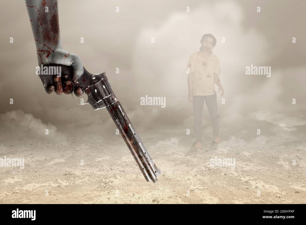 Zombie Hände mit Wunde halten eine Waffe mit nebligen Hintergrund Stockfoto