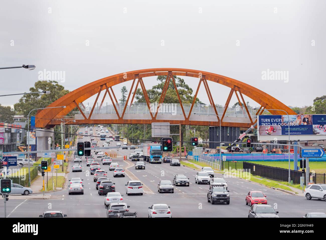 19. Juni 2021, Rosehill, Sydney, Aust: Die kürzlich installierte Brücke über den James Ruse Drive ist die zweitgrößte Stahlbogenbrücke von New South Wales. Stockfoto