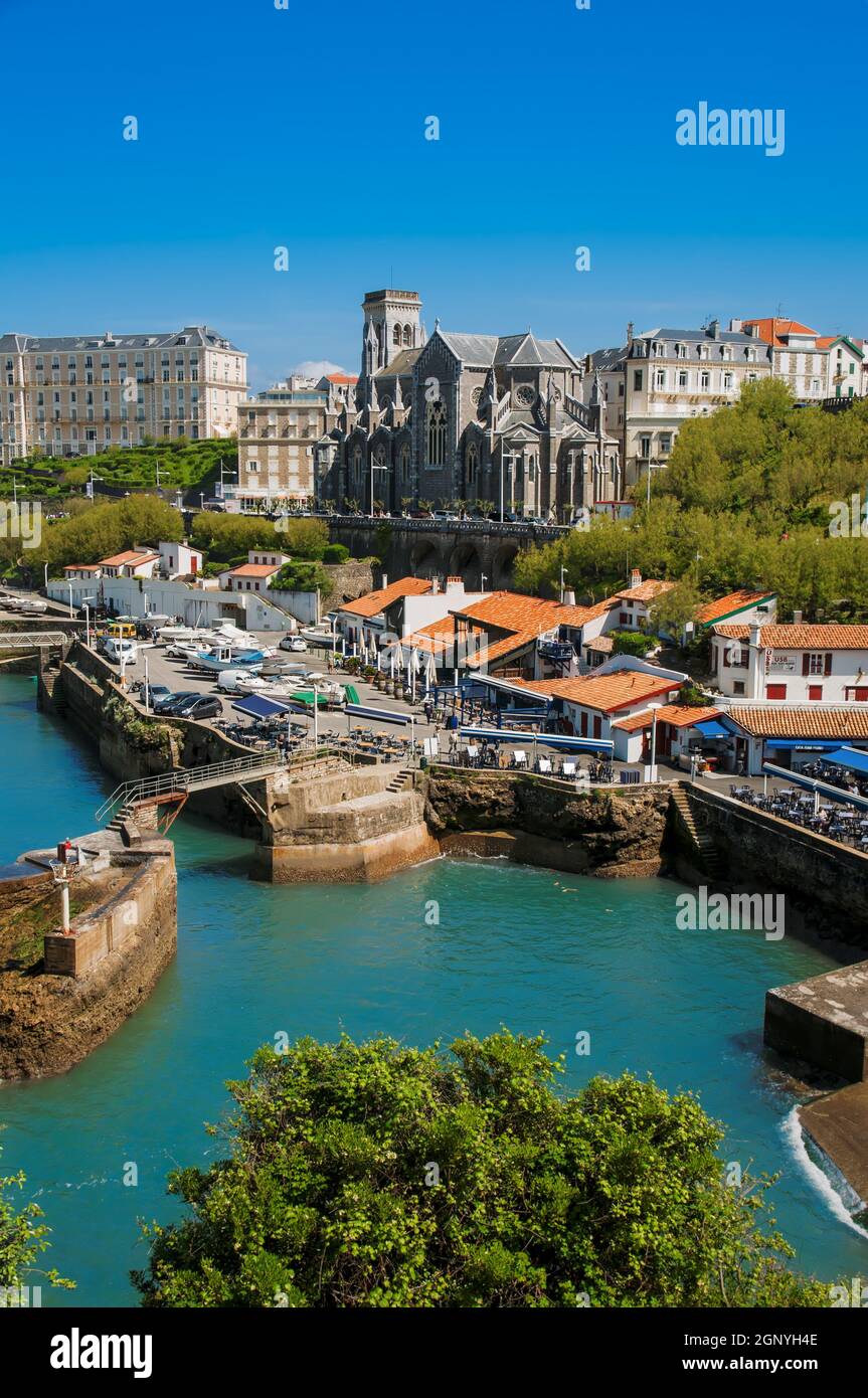 Stadtbild von Biarritz mit Laube und Kirche Stockfoto