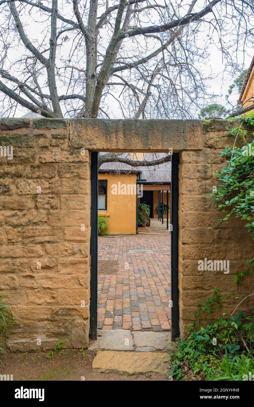 Eine Innenhofmauer auf der Elizabeth Farm in der Nähe von Parramatta, dem georgianischen Kolonialhaus von John & Elizabeth MacArthur aus dem Jahr 1793, das von den Sydney Living Museums erhalten wurde. Stockfoto