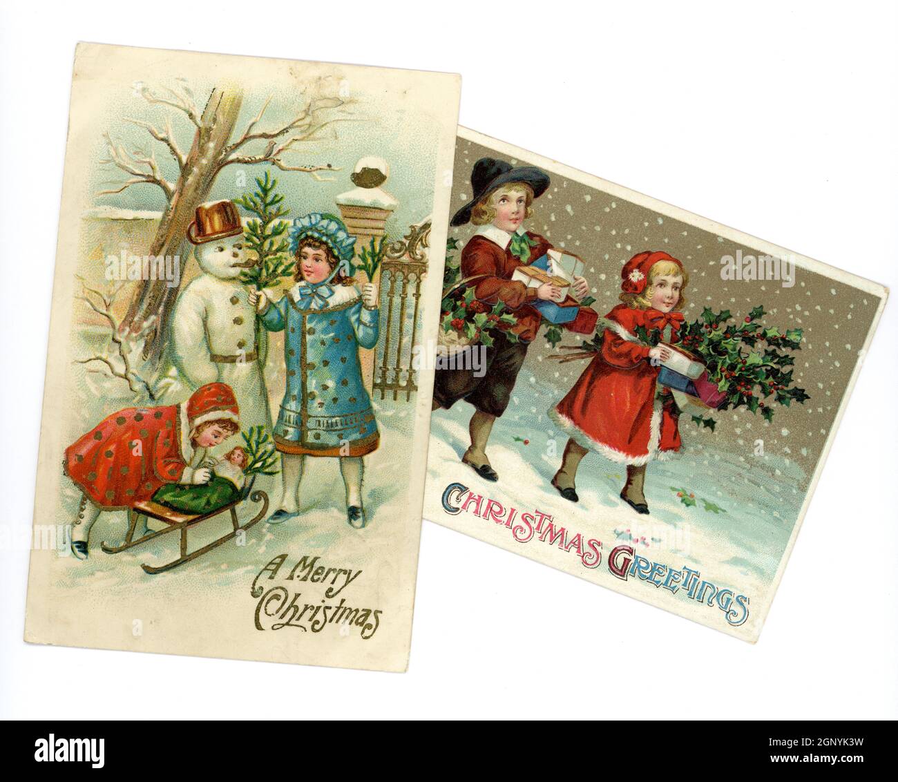 Original geprägte, edwardianische Weihnachtsgrüße Postkarten, gedruckt in Deutschland, von niedlichen kleinen Kindern, die zu dieser Zeit modische Winterkleidung tragen, einen Schneemann bauen und Geschenke tragen, um 1910, Großbritannien Stockfoto