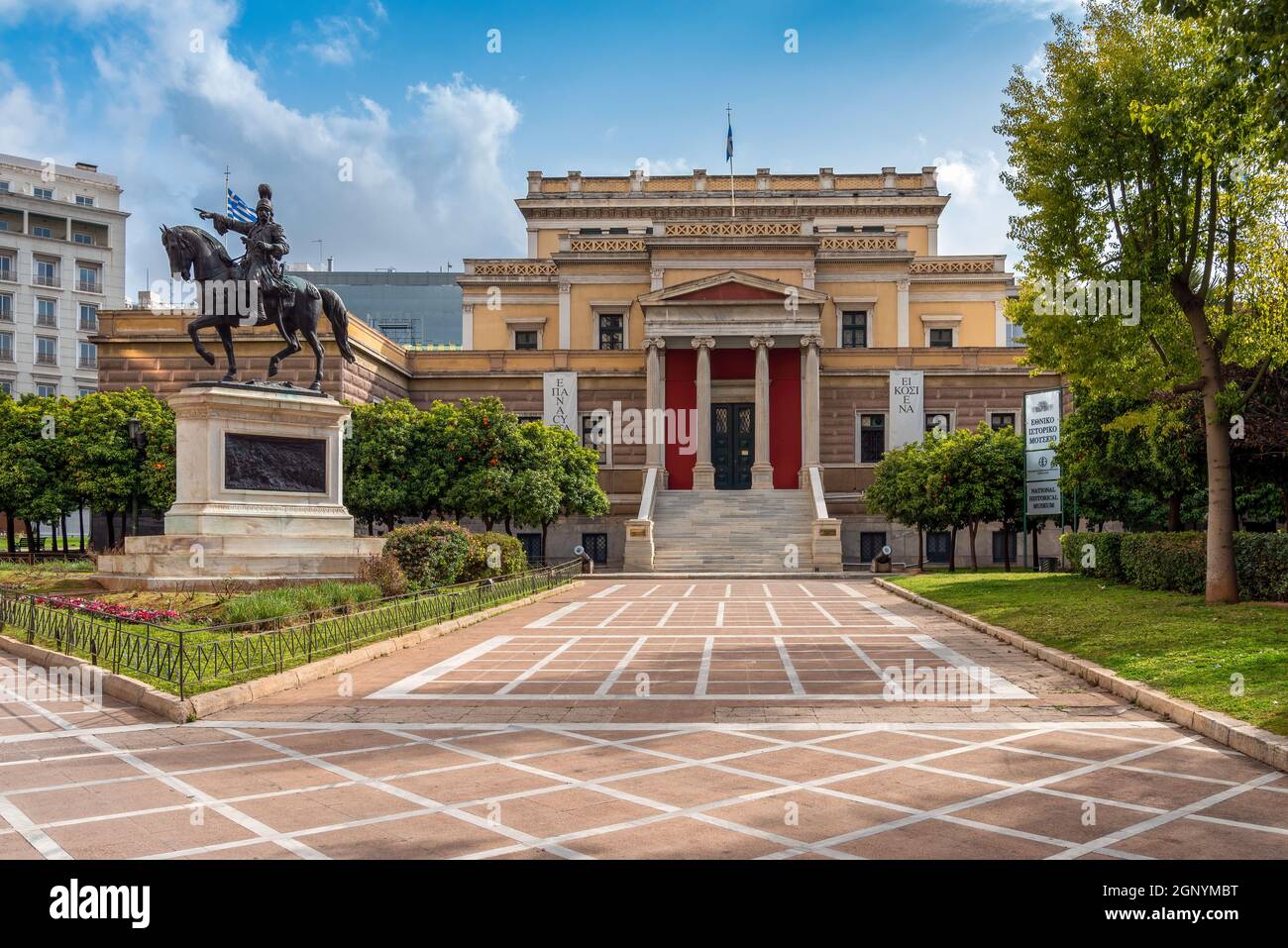 Das alte Parlamentsgebäude im neoklassizistischen Stil in Athen, Griechenland. Es beherbergt heute das National Historical Museum. Statue von Theodoros Kolokotronis Stockfoto
