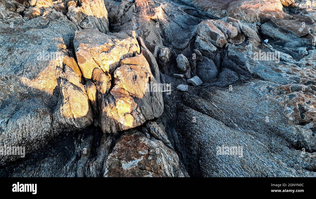 Nahaufnahme großer Felsen im Hintergrund der Strandküste Stockfoto