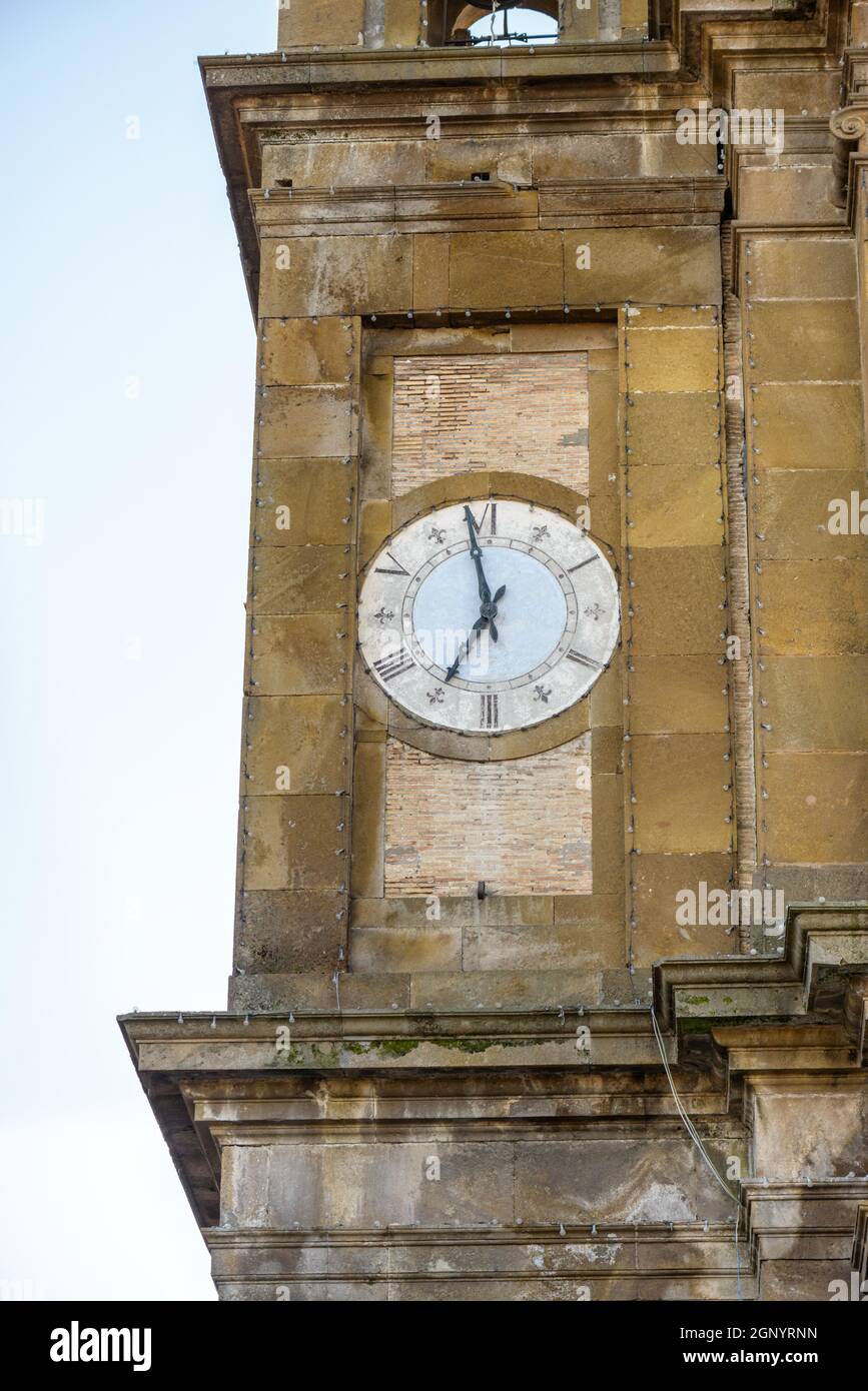 Der Turm der Kirche in Monte Porzio Catone, einer kleinen Stadt in der Nähe von Rom Italien Stockfoto