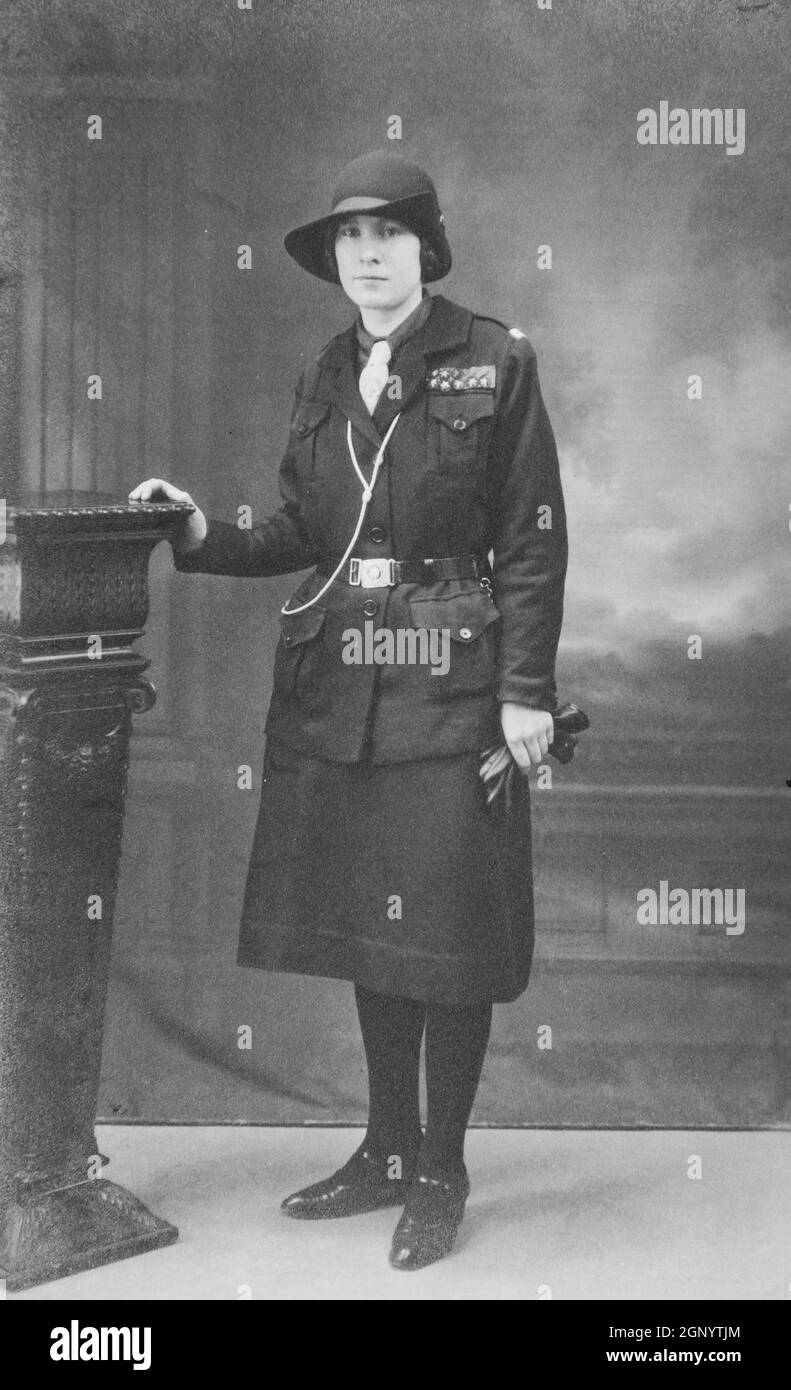 Studio-Porträt der Mädchen Brigade ? Frau in Uniform. 1930er Jahre 1940er Jahre. Archivieren. Alte Sepia-Fotografie. Stockfoto