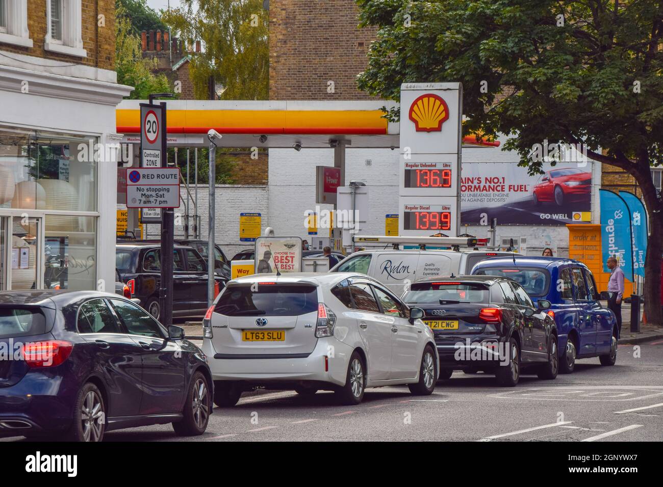 London, Großbritannien. September 2021. Eine Schlange an einer Shell-Tankstelle in Islington, da der Treibstoffmangel weiter anhält. An vielen Tankstellen ist aufgrund des Mangels an Lkw-Fahrern im Zusammenhang mit dem Brexit und des panischen Kaufs Benzin ausgelaufen. Kredit: Vuk Valcic / Alamy Live Nachrichten Stockfoto
