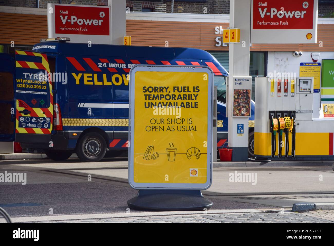 London, Großbritannien. September 2021. An einer Shell-Tankstelle auf der Holloway Road geht das Benzin aus, da die Kraftstoffknappheit weiter anhält. An vielen Tankstellen ist aufgrund des Mangels an Lkw-Fahrern im Zusammenhang mit dem Brexit und des panischen Kaufs Benzin ausgelaufen. Kredit: Vuk Valcic / Alamy Live Nachrichten Stockfoto