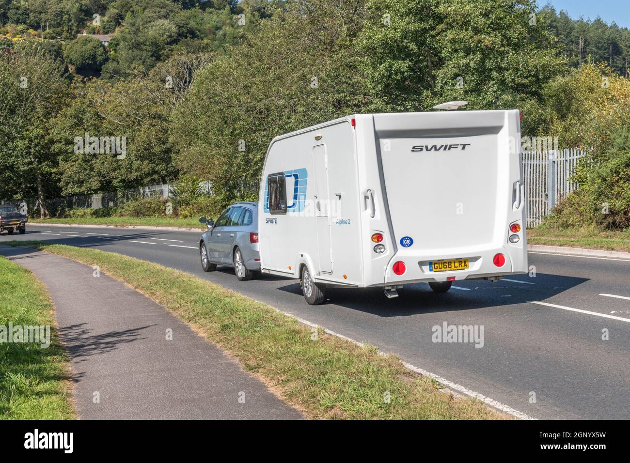 Auto-Sleeper Broadway Caravan fährt bergab auf der Landstraße in Cornwall. Für Wohnwagen, Wohnmobile, Aufenthalte in Großbritannien, alternative Feiertage. Stockfoto