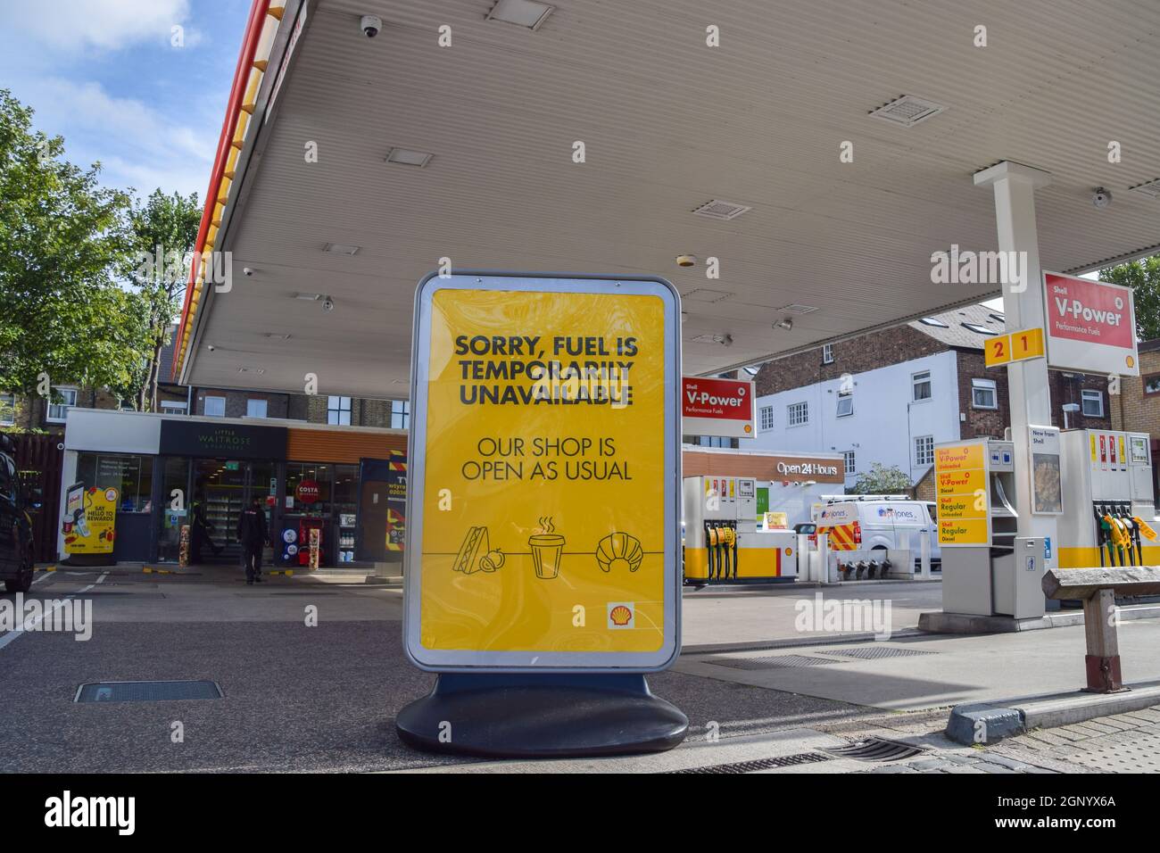 London, Großbritannien. September 2021. An einer Shell-Tankstelle auf der Holloway Road geht das Benzin aus, da die Kraftstoffknappheit weiter anhält. An vielen Tankstellen ist aufgrund des Mangels an Lkw-Fahrern im Zusammenhang mit dem Brexit und des panischen Kaufs Benzin ausgelaufen. Kredit: Vuk Valcic / Alamy Live Nachrichten Stockfoto