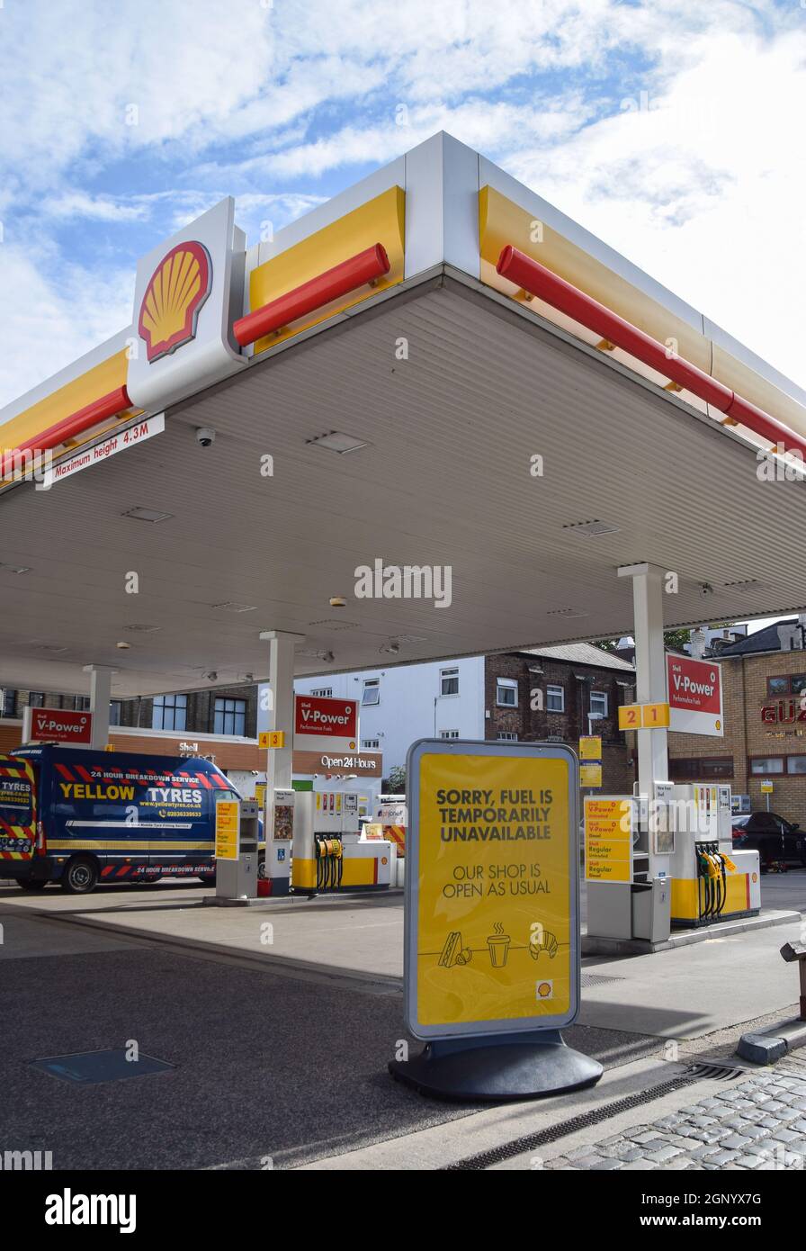 London, Großbritannien. September 2021. An einer Shell-Tankstelle auf der Holloway Road geht das Benzin aus, da die Kraftstoffknappheit weiter anhält. An vielen Tankstellen ist aufgrund des Mangels an Lkw-Fahrern im Zusammenhang mit dem Brexit und des panischen Kaufs Benzin ausgelaufen. Kredit: Vuk Valcic / Alamy Live Nachrichten Stockfoto