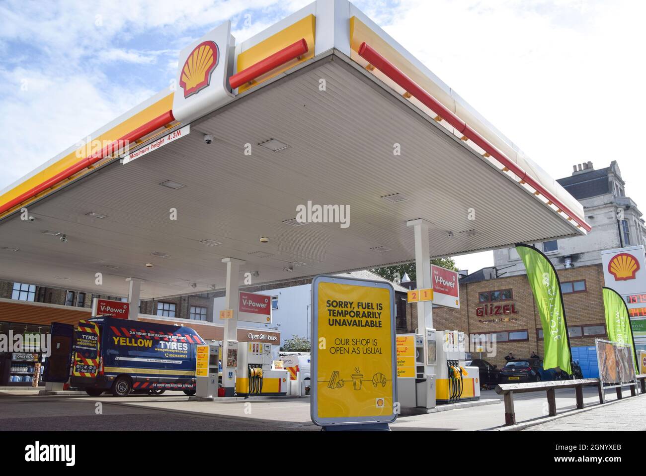 London, Großbritannien. September 2021. An einer Shell-Tankstelle auf der Holloway Road geht das Benzin aus, da die Kraftstoffknappheit weiter anhält. An vielen Tankstellen ist aufgrund des Mangels an Lkw-Fahrern im Zusammenhang mit dem Brexit und des panischen Kaufs Benzin ausgelaufen. Kredit: Vuk Valcic / Alamy Live Nachrichten Stockfoto