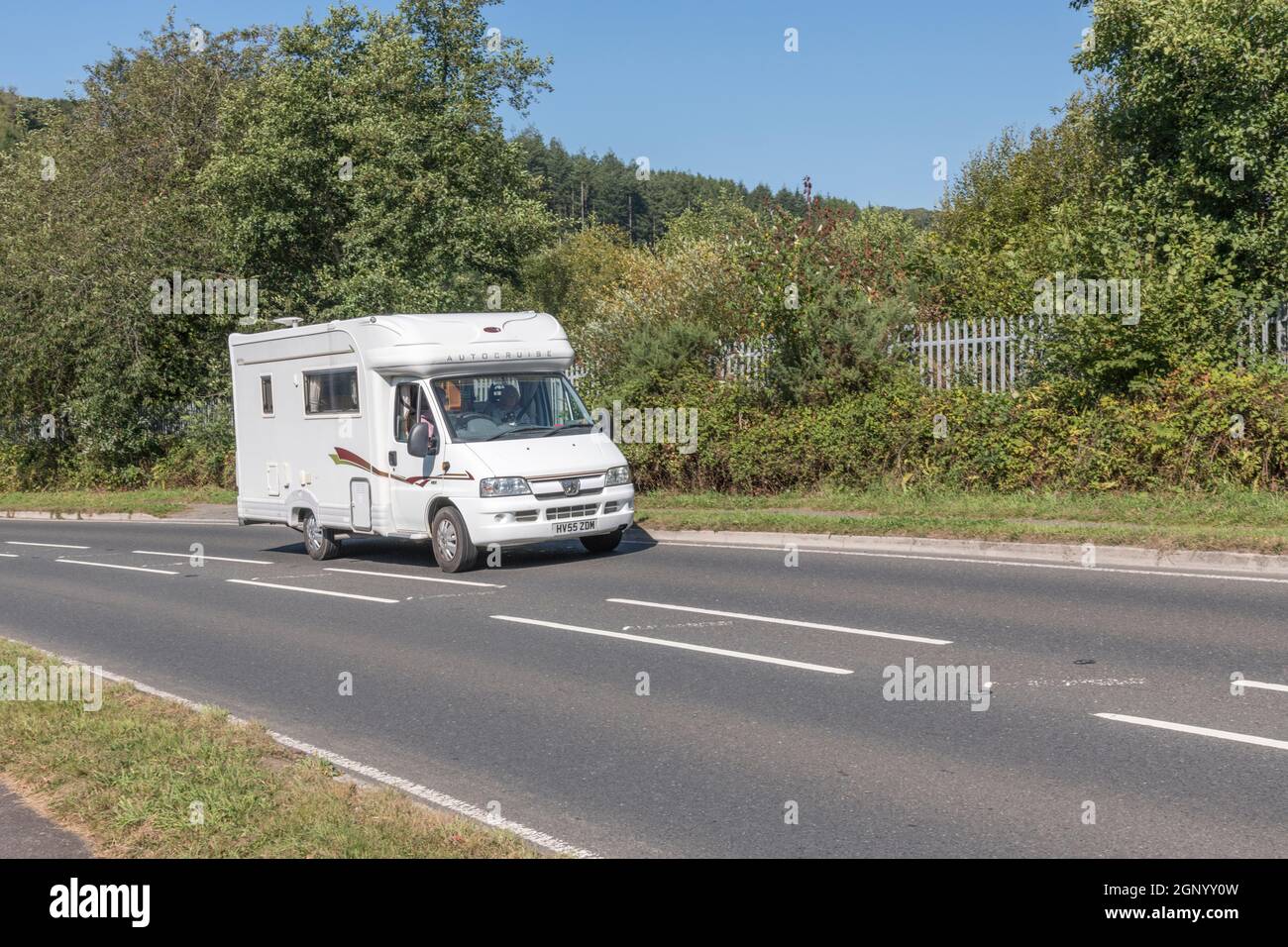 Wohnmobil, das auf der Landstraße in Cornwall bergauf fährt. Für britische Reisemobile, Wohnmobil, Aufenthalte in Großbritannien, alternative Feiertage. Speicherplatz kopieren. Stockfoto