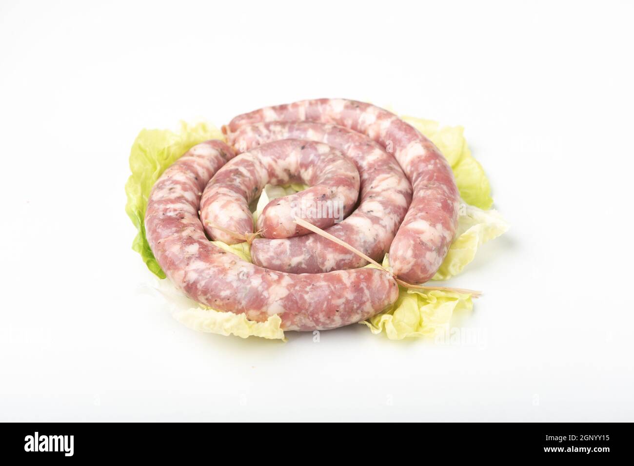 Rohe Rohwürste Salsiccia auf dem Hintergrund Stockfoto