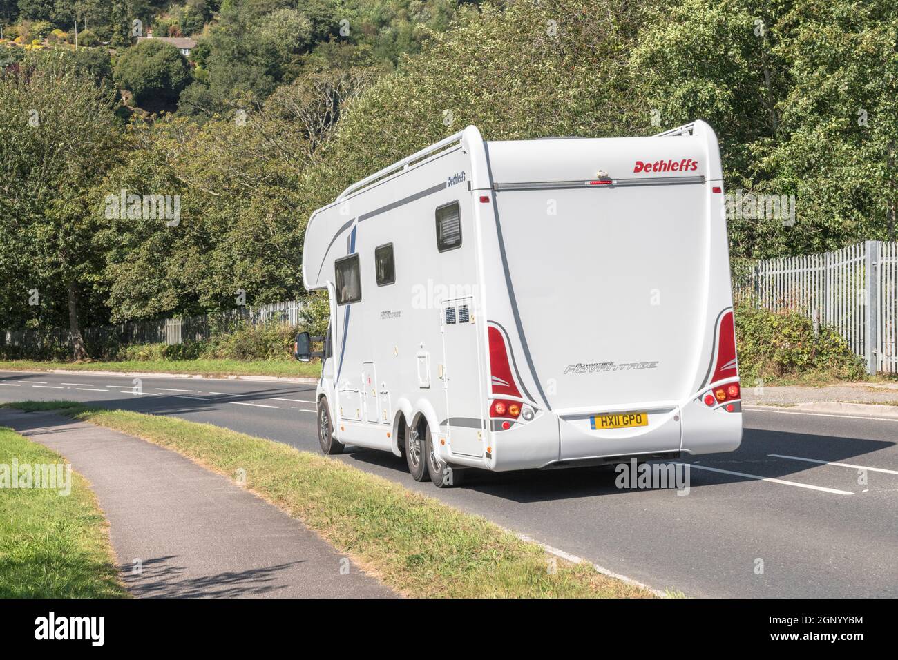 Arist Dethleffs Wohnmobil fährt bergab auf der Landstraße in Cornwall. Für britische Reisemobile, Wohnmobil, Aufenthalte in Großbritannien, alternative Feiertage. Stockfoto