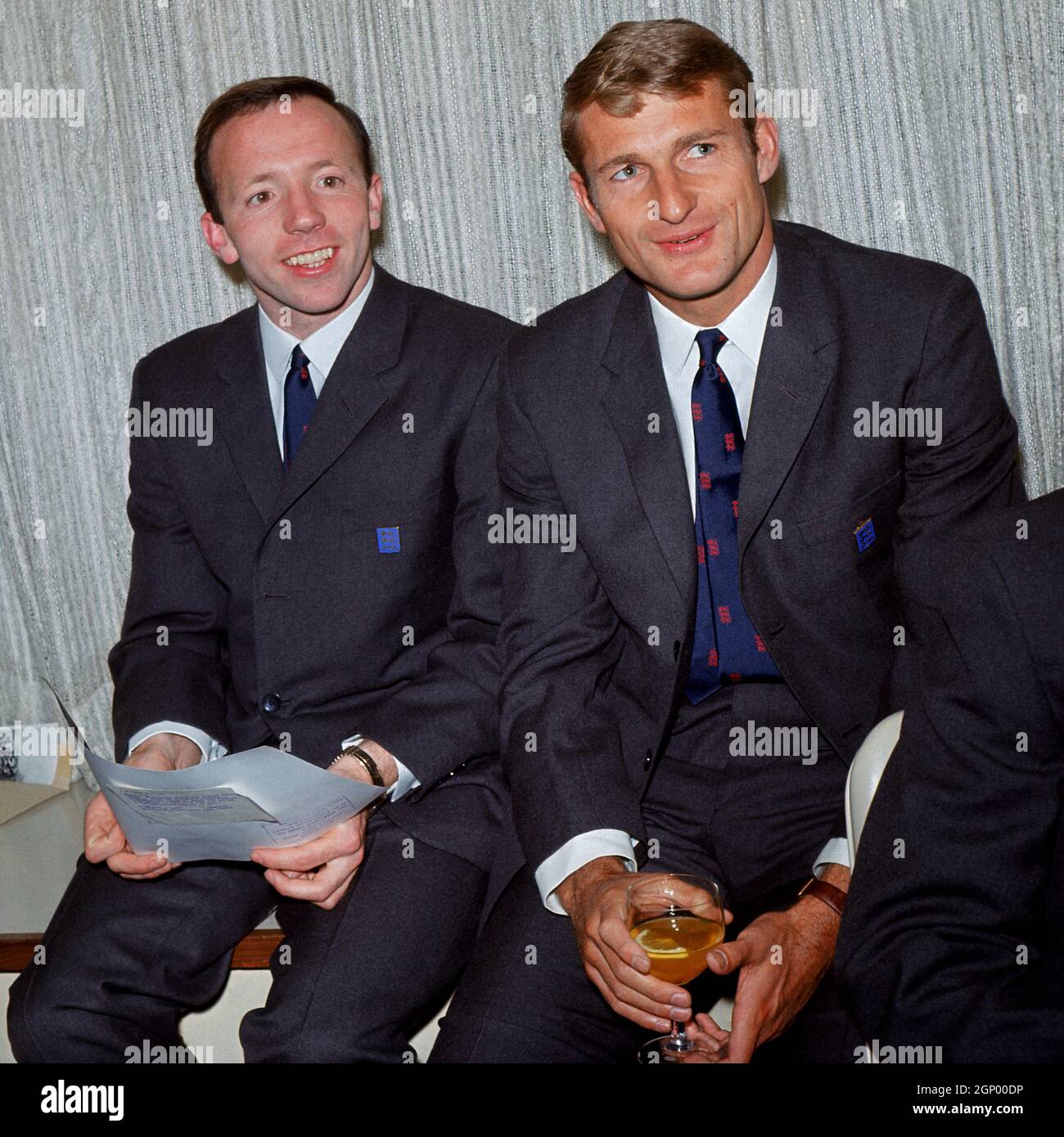 Datei-Foto vom 26-06-1966 von (L-R) Englands Nobby Stiles und Roger Hunt in ihren offiziellen England-WM-Anzügen Ausgabedatum: Dienstag, 28. September 2021. Stockfoto