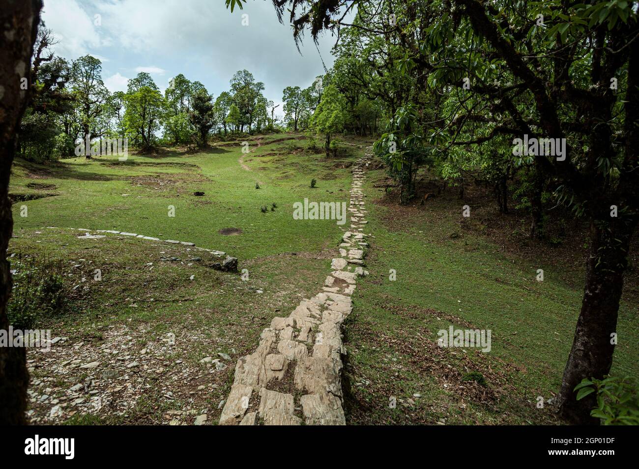 Langer und enger Wanderweg aus Steinen, Nepal Stockfoto
