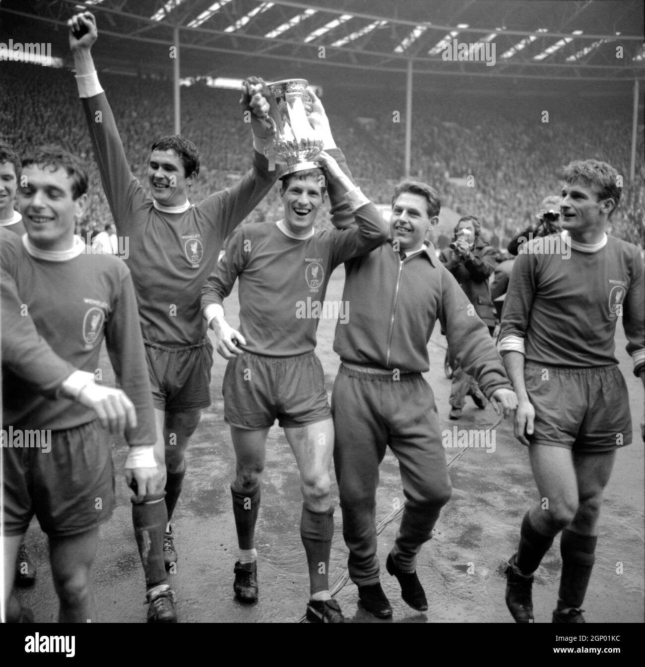 Datei-Foto vom 01-05-1965 von (L-R) Liverpools Ian Callaghan, Ron Yeats, Wilf Stevenson, Gordon Milne und Roger Hunt ziehen nach ihrem Sieg von 2-1 beim FA Cup um Wembley herum. Ausgabedatum: Dienstag, 28. September 2021. Stockfoto