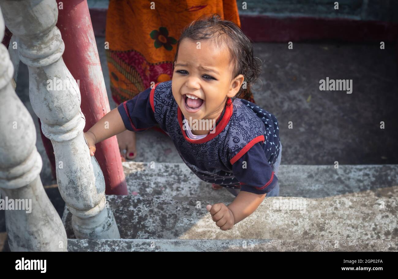 Kleines Kind niedlich lächelndes Gesicht Nahaufnahme aus dem oberen Winkel Stockfoto