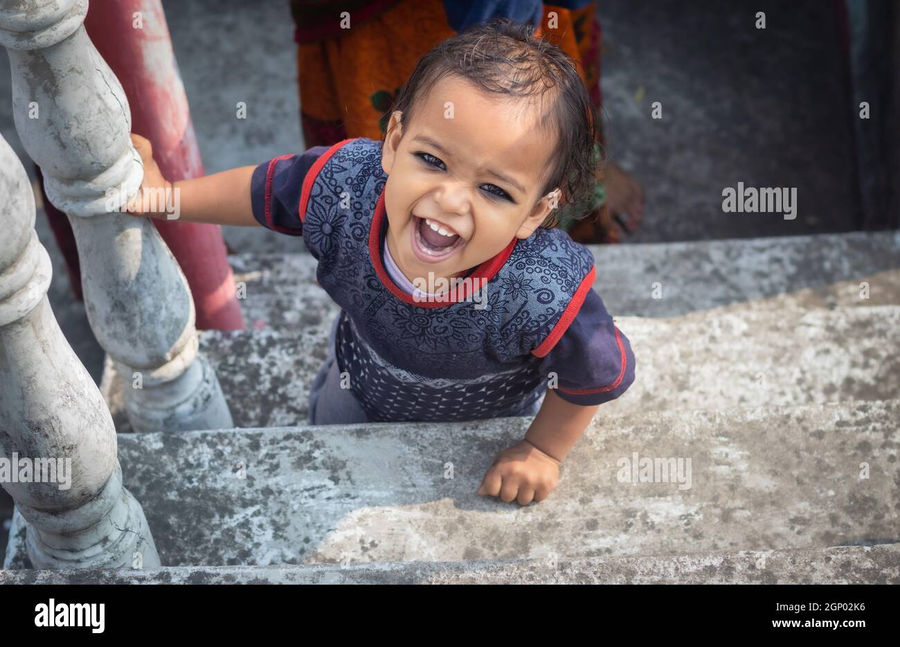 Kleines Kind niedlich lächelndes Gesicht Nahaufnahme aus dem oberen Winkel Stockfoto