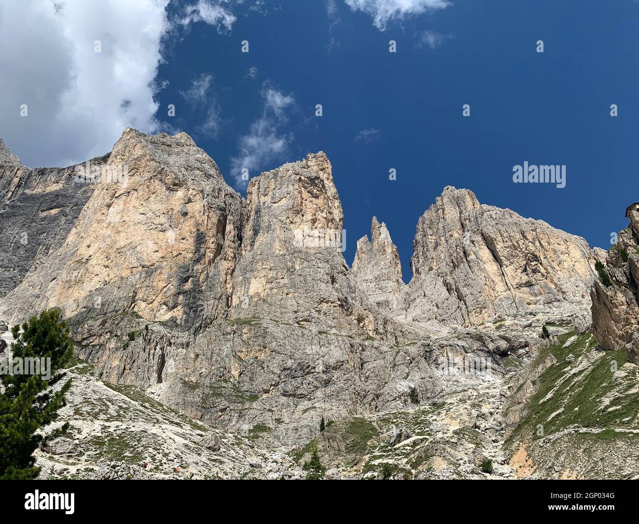 Rosengarten-Gruppe in den Dolomiten. Die Dolomiten sind ein Gebirgsmassiv im Nordosten Italiens. Sie sind Teil der südlichen Kalkalpen und erstrecken sich Stockfoto