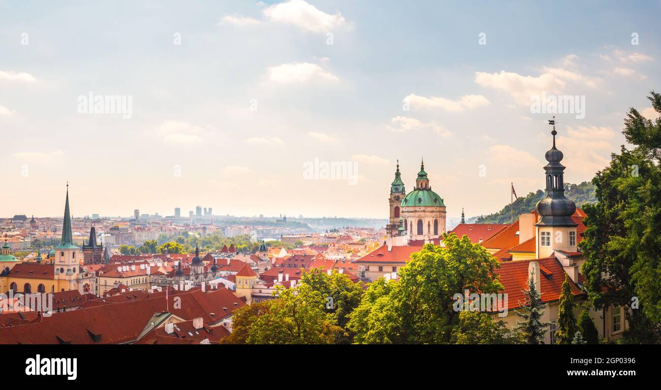Prager Stadtbild-Panorama - Stadtlandschaft mit Türmen der Nikolaikirche, Tschechien Stockfoto