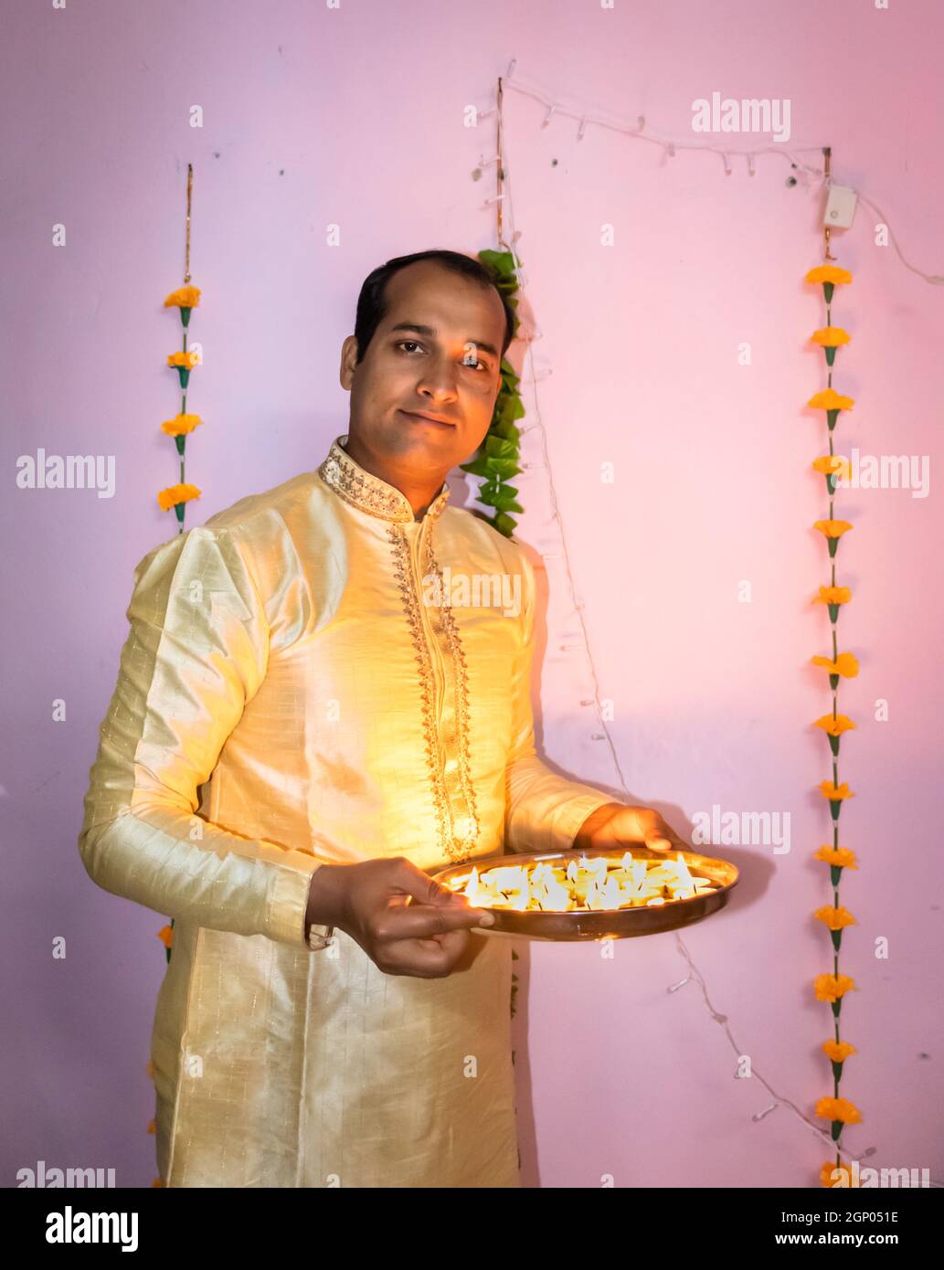 Mann mit brennenden Kerzen viele hielten sich in Plat für diwali kulturelle Feier Blitze Stockfoto