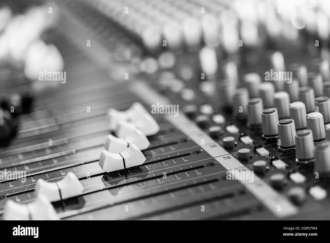 Professionelle Musikproduktion in einem Tonaufnahmestudio, Mixerpult Stockfoto