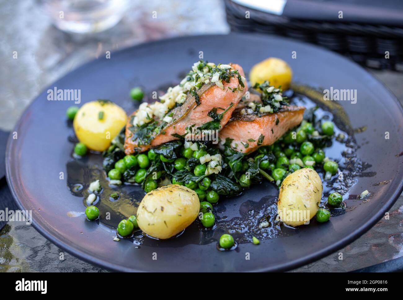 Lachsfilet mit grünen Erbsen und Spinat Stockfoto