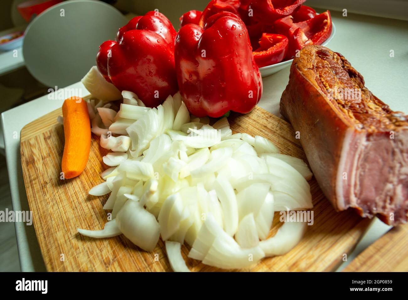 Viel gehackte Zwiebel, roter Pfeffer und Speck, Nahaufnahme Stockfoto