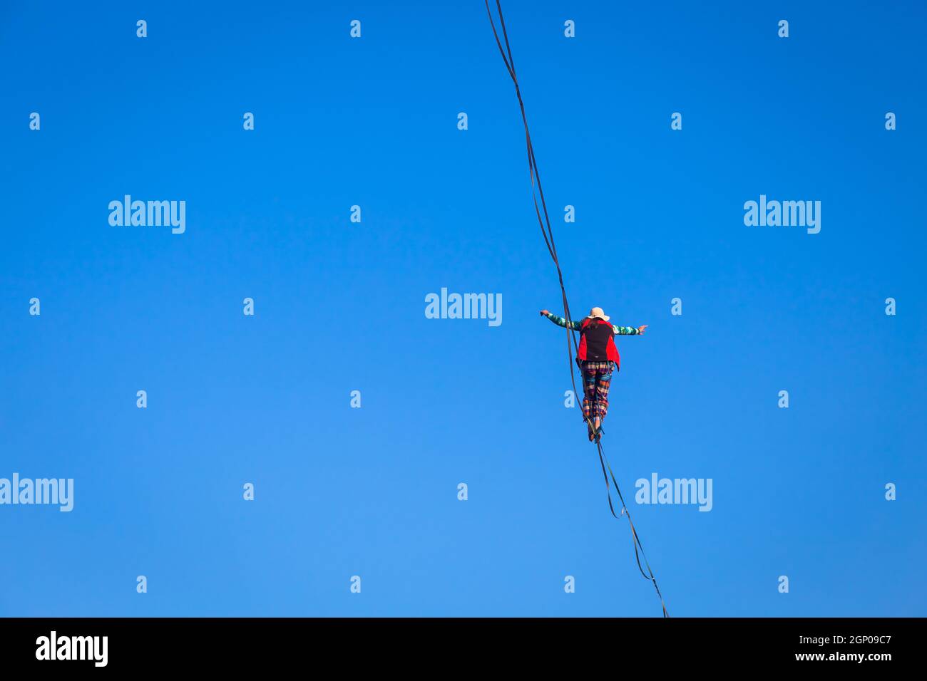 LANZO, ITALIEN - CA. OKTOBER 2020: Slackline-Athlet während seiner Performance. Konzentration, Balance und Abenteuer in diesem dynamischen Sport. Stockfoto