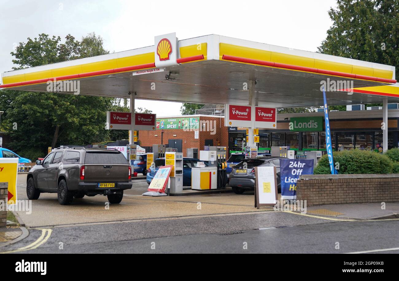 Autos nutzen eine Shell-Tankstelle in Aldershot, Hampshire. Bilddatum: Dienstag, 28. September 2021. Stockfoto