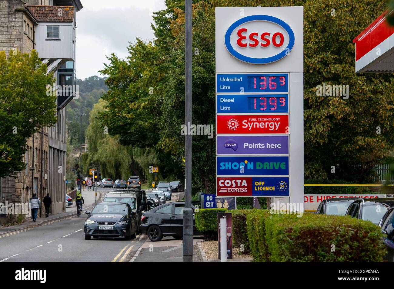 Die Fahrer stehen in beiden Richtungen an einer ESSO-Tankstelle in Bath, Somerset, an, um Kraftstoff zu tanken, während sich die Kraftstoffkrise im gesamten Vereinigten Königreich fortsetzt. Stockfoto