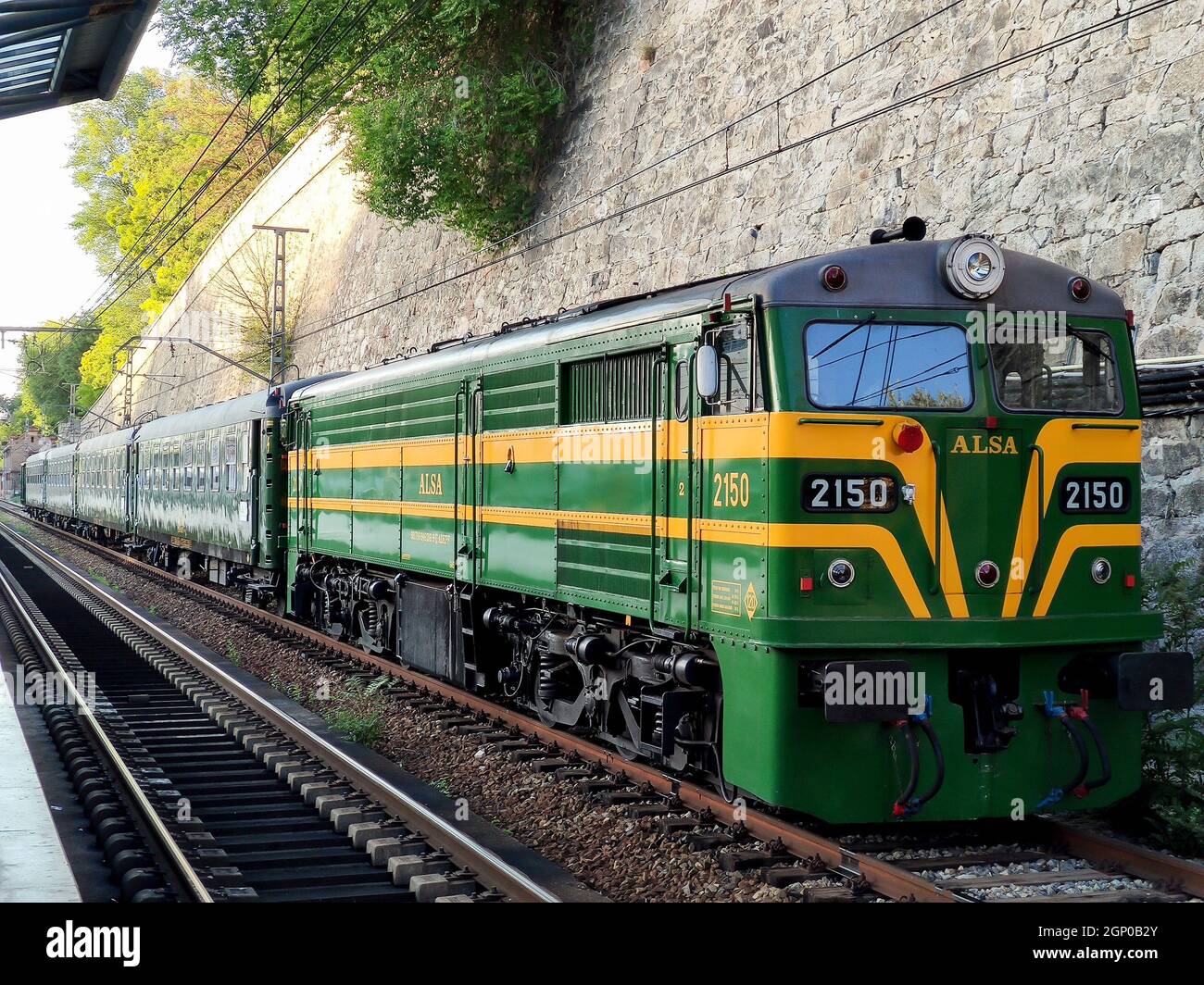 TOURISTENZUG VON DER LINIE II. Lokomotive 2150 am Bahnhof Príncipe Pío in Madrid, Spanien. Europa. Horizontale Fotografie. Stockfoto