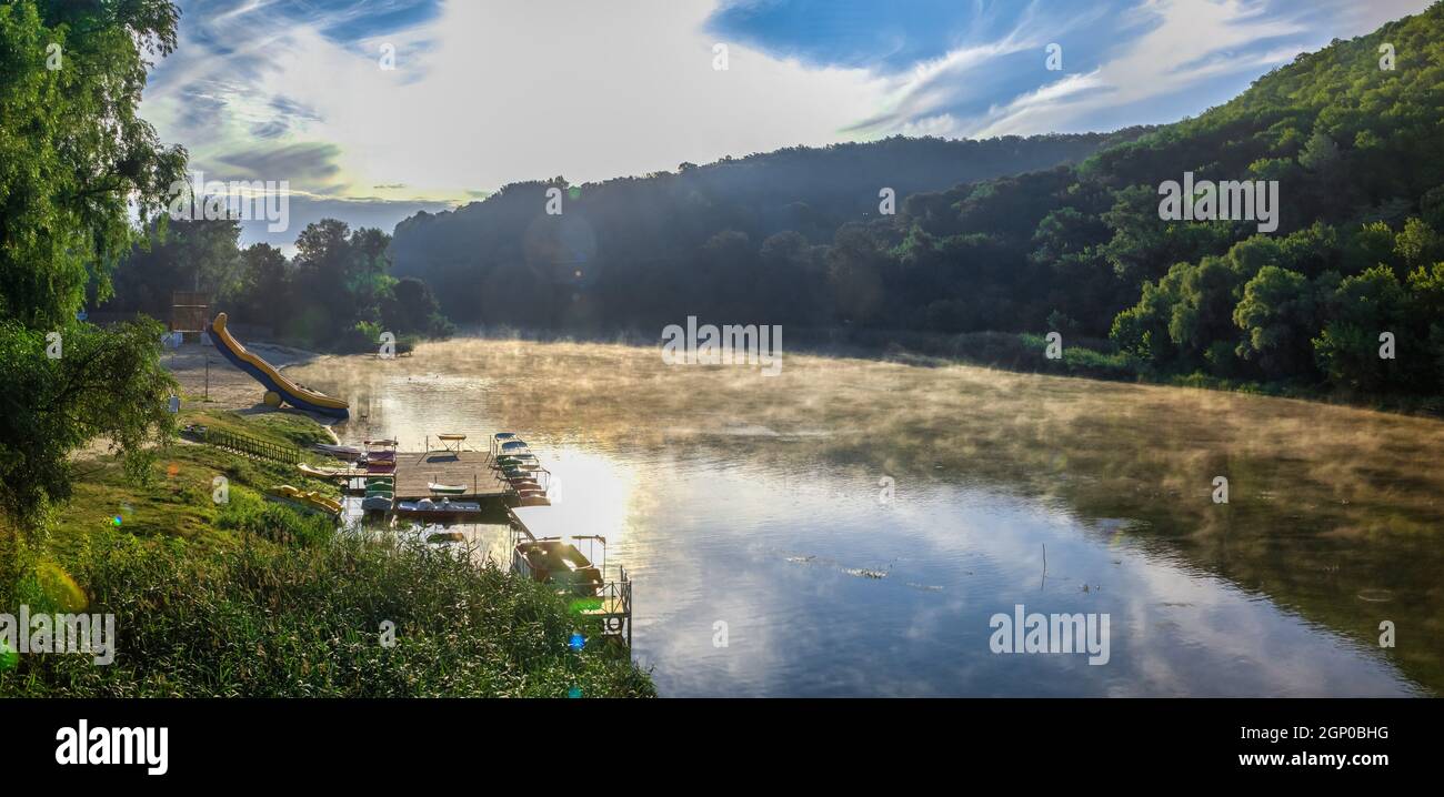 Swjatogorsk, Ukraine 07.16.2020. Seversky Donets Fluss in der Nähe der Swjatogorsk oder Swjatohirsk lavra an einem sonnigen Sommermorgen Stockfoto