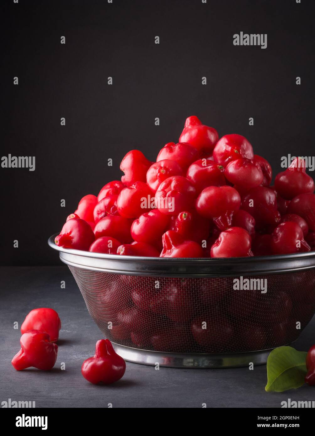 jambu oder Rosenapfel, glockenartige Form Frucht auch Glockenfrucht oder Wachsapfel genannt, Sri lanka saftige Früchte in einem Korb, auf dunklem Hintergrund genommen Stockfoto