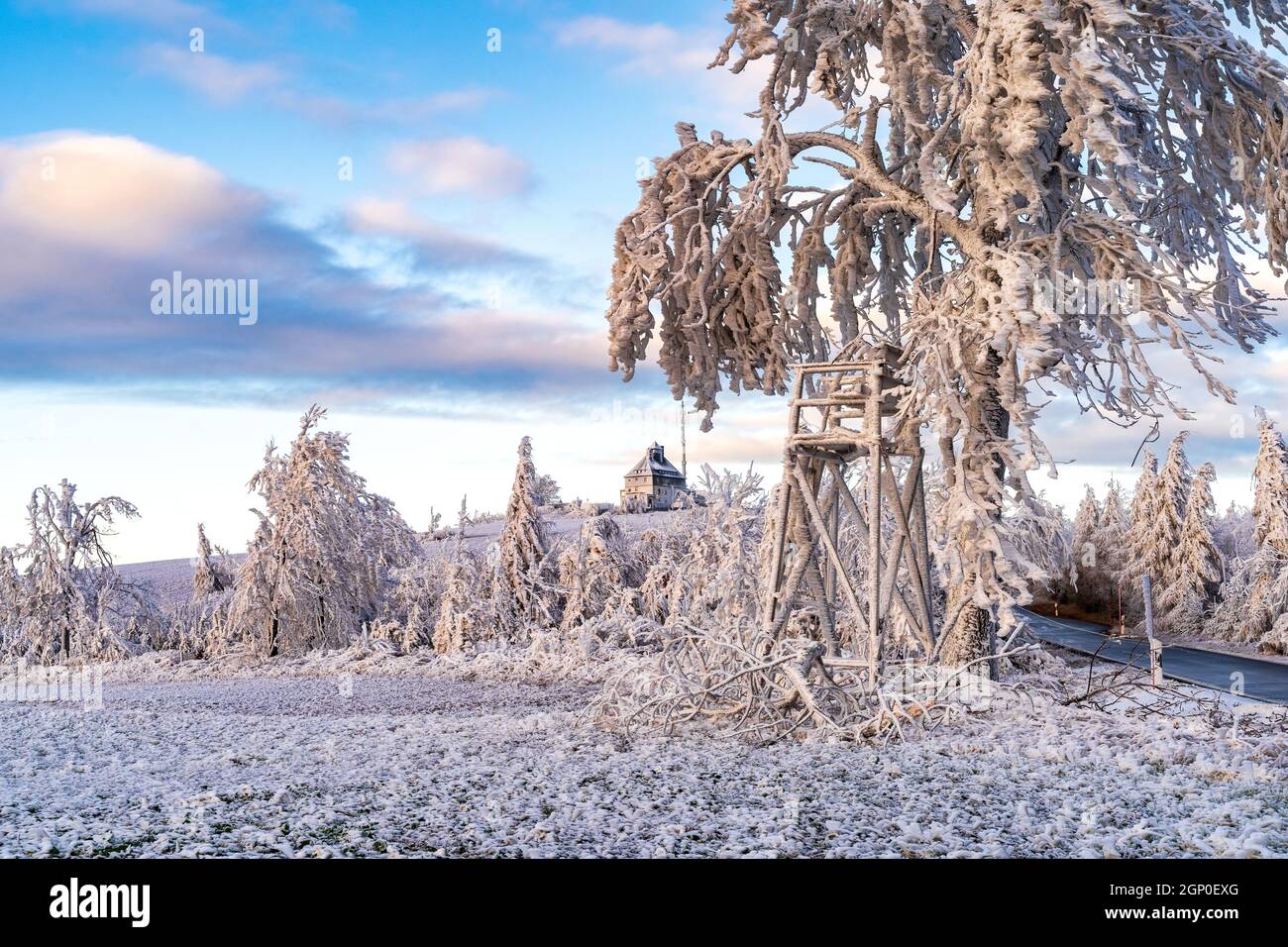 Schwartenberg in Deutschland Neuhausen Sachsen in der Nähe der Kurstadt Seiffen am Wintermorgen. Stockfoto