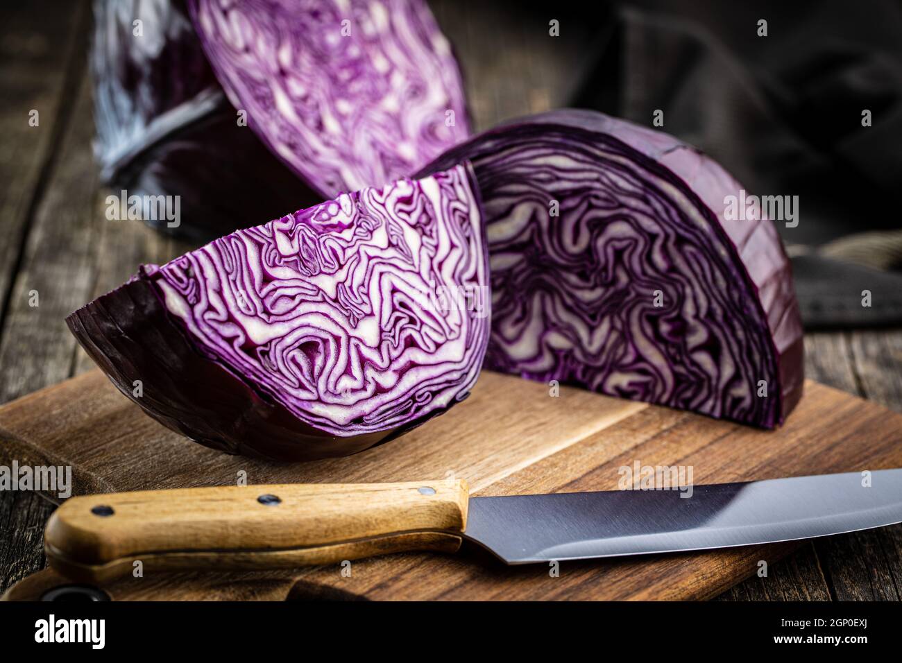 Frischer Rotkohl auf Schneidebrett. Stockfoto