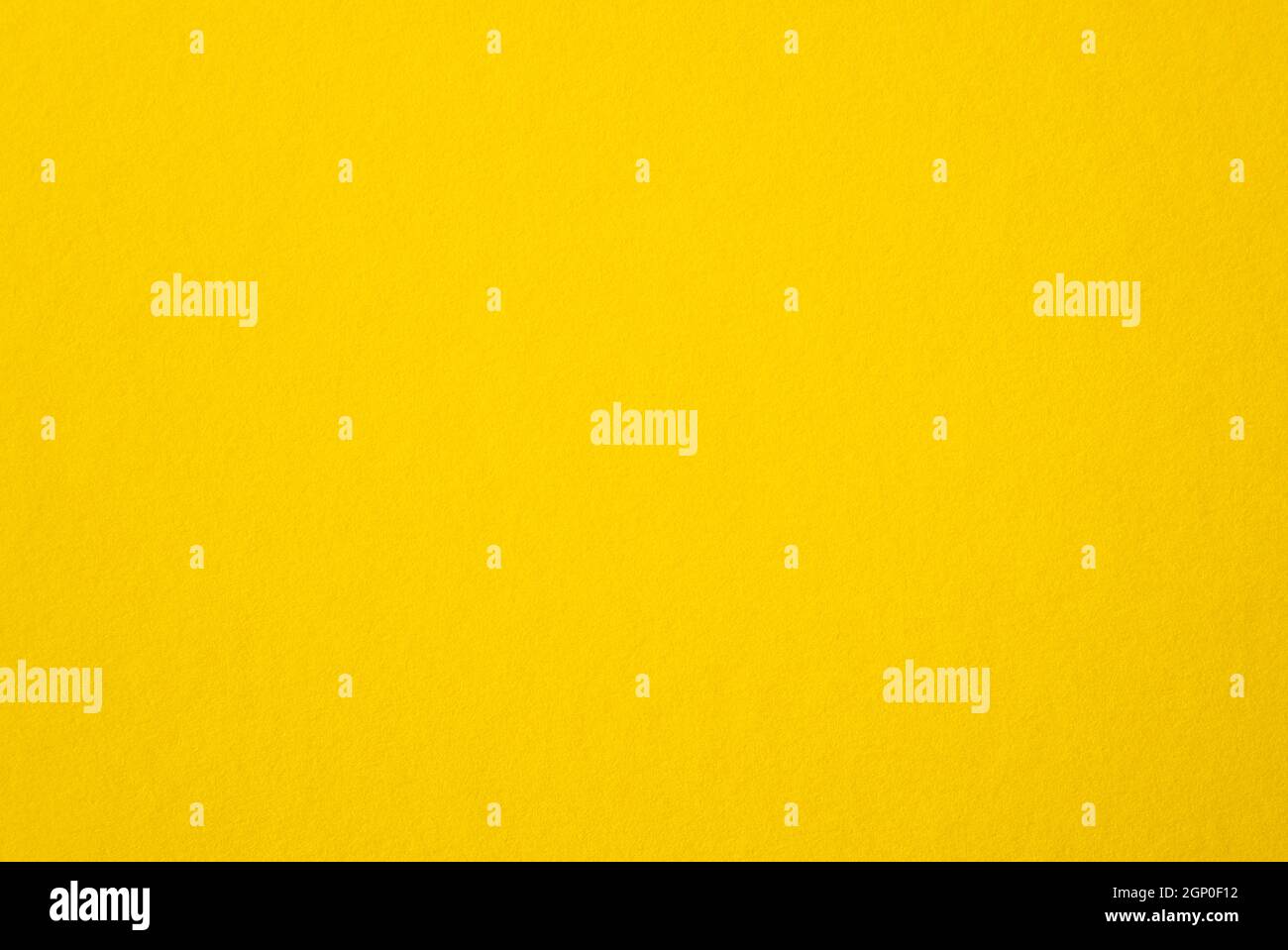 Leeres gelbes Papier, raues gelbes Blatt als Textur oder Hintergrund, heller, warmer Karton, Draufsicht, Platz für Text Stockfoto